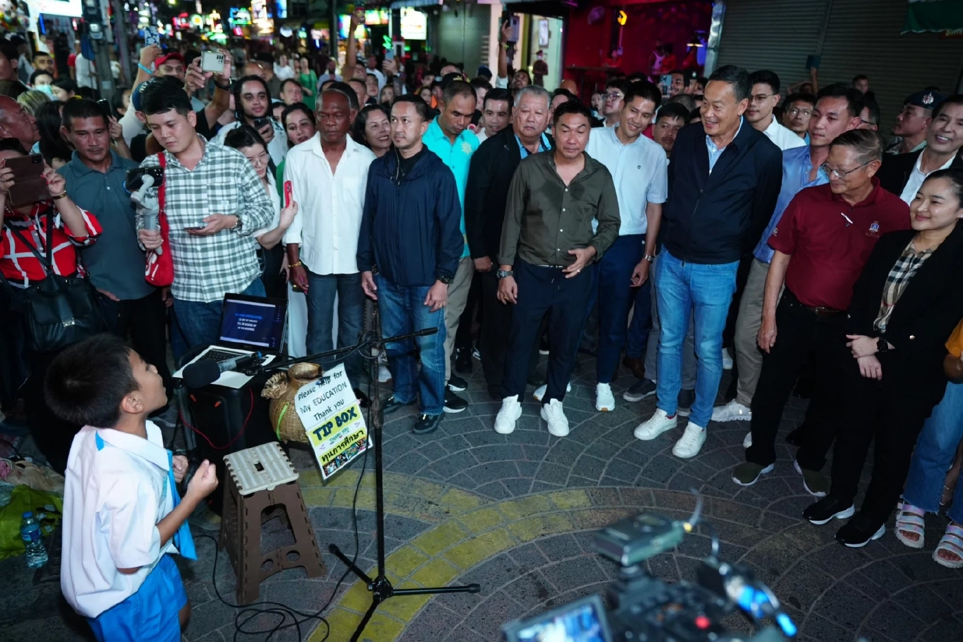 ป่าตองแตก! เศรษฐา สำรวจธุรกิจบันเทิงช่วงกลางคืน คนแห่เซลฟี่เพียบ