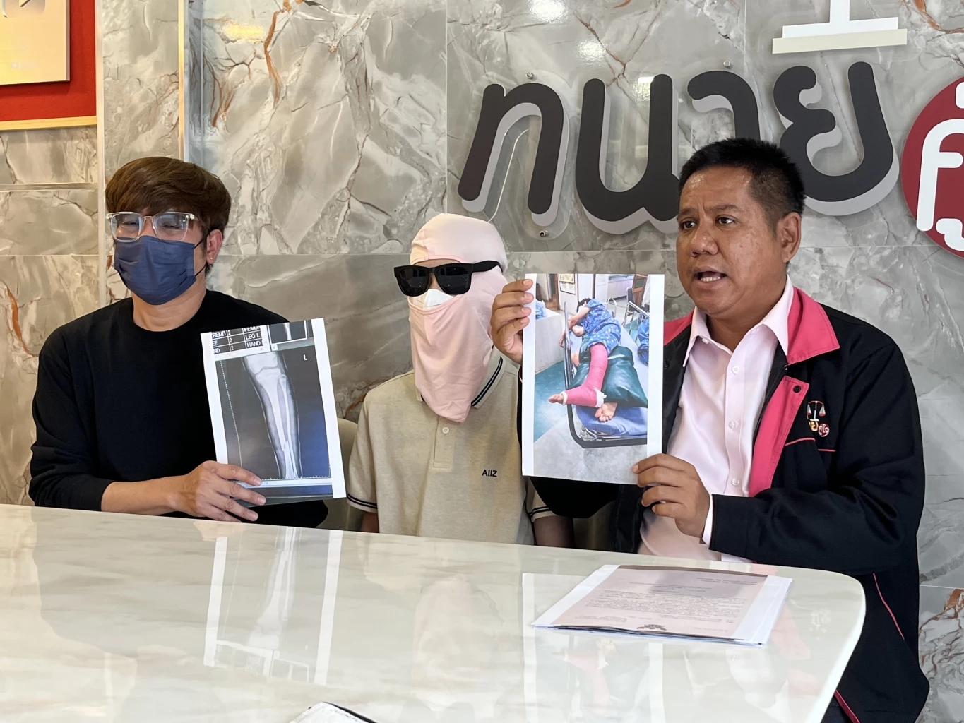 พ่อพา 11 ขวบ ขอ"ทนายรณณรงค์"ช่วย เพื่อนแกล้งจนขาหัก รักษาหมดเป็นแสน