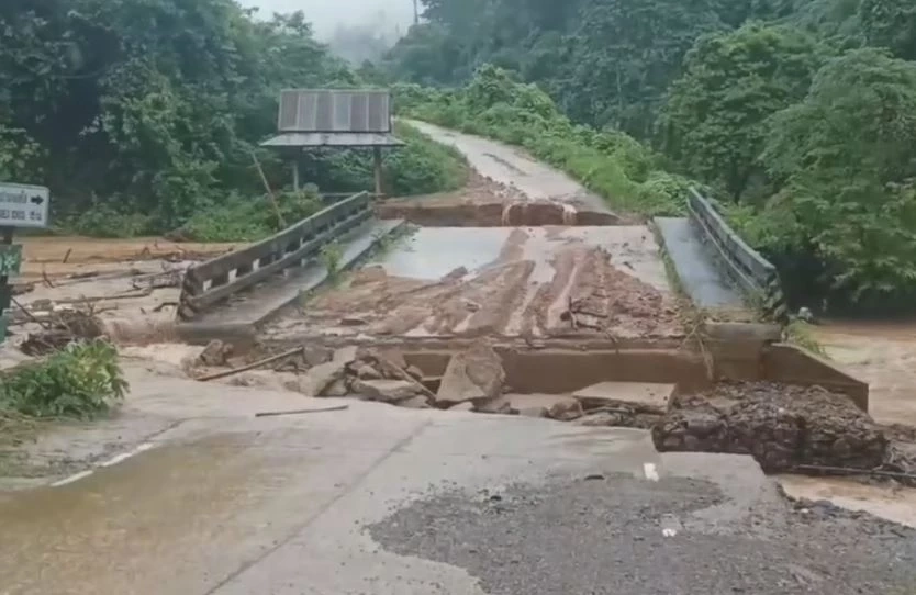 ชาวบ้านร่วมใจ ช่วยกันสร้างสะพานไม้ชั่วคราวข้ามลำห้วย หลังถูกน้ำป่าตัดขาด
