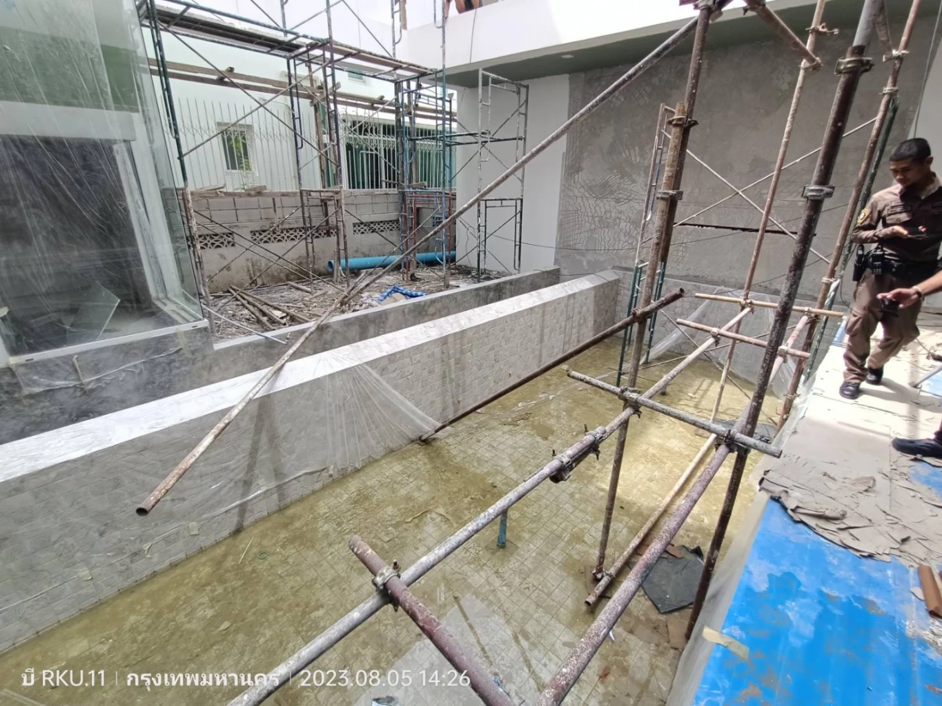 ลูกคนงานก่อสร้าง ถูกไฟดูดตกสระน้ำ แม่-อา ลงไปช่วย โคม่า 3 ราย