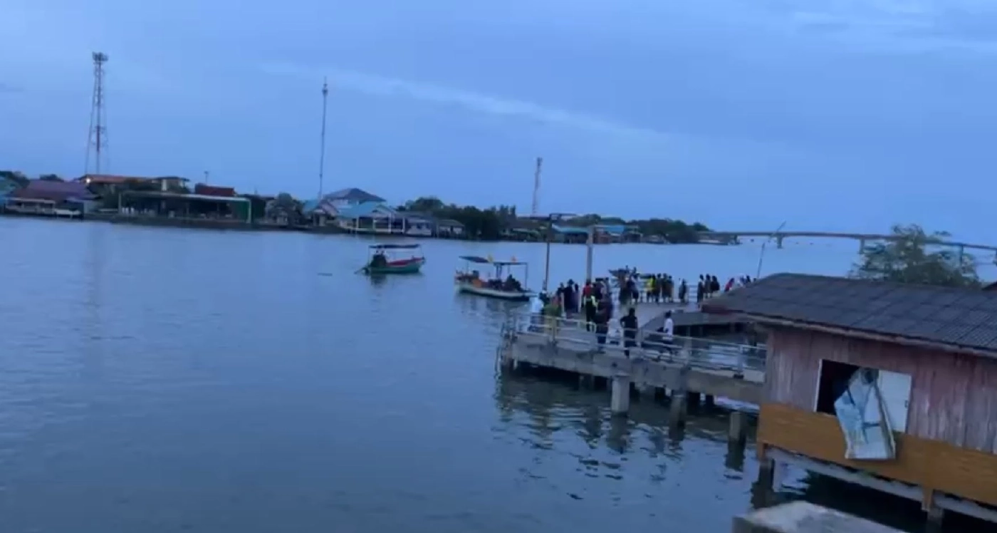 เปิดคลิปพายุหมุน ซัดเรือนักท่องเที่ยวล่มปลายแม่น้ำเพชรบุรี สูญหาย 2 ราย