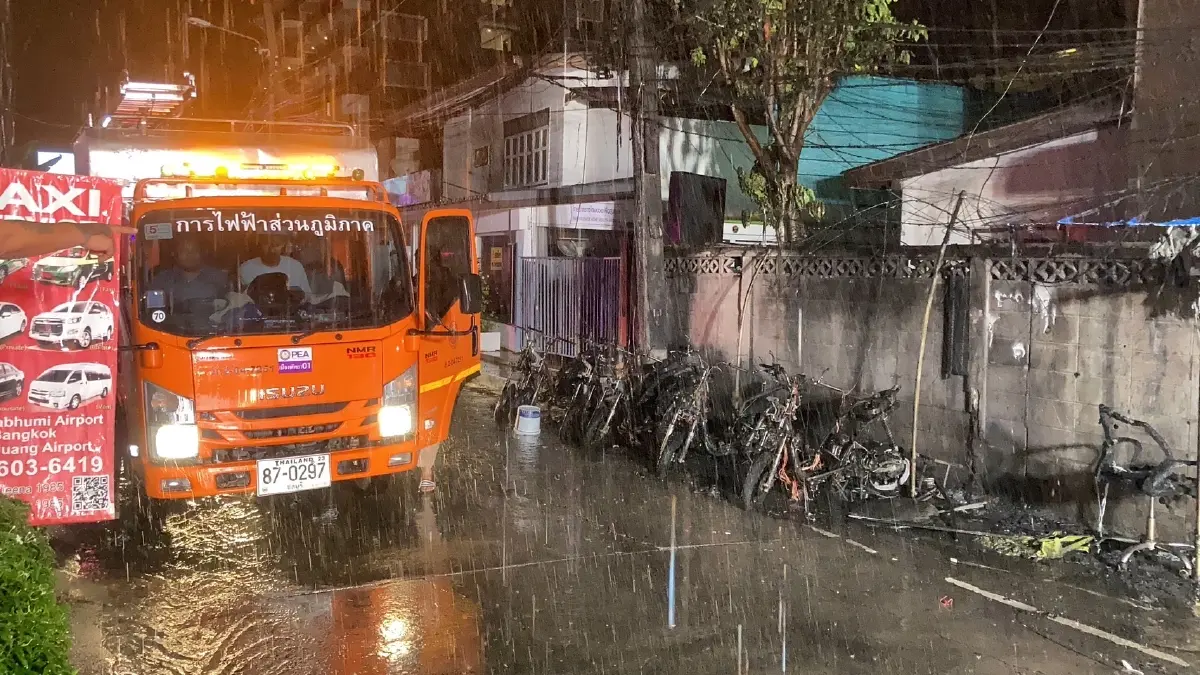 ฝนถล่มเมืองพัทยา หม้อแปลงระเบิด ไฟไหม้ จยย. 6 คัน เหลือแต่ซาก
