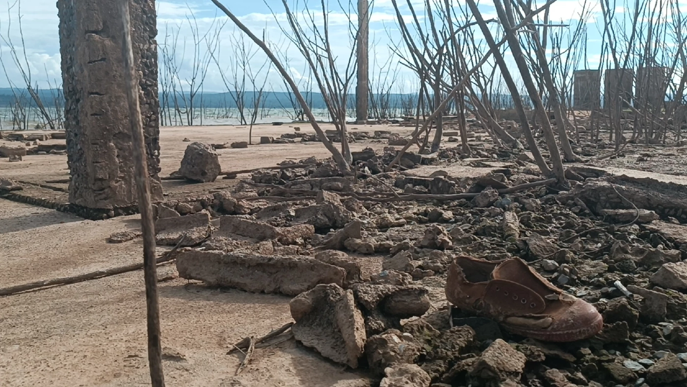 เขื่อนลำแชะน้ำลดเหลือ 35 เปอร์เซ็นต์ ซากโรงเรียนเก่าโผล่กลางน้ำ