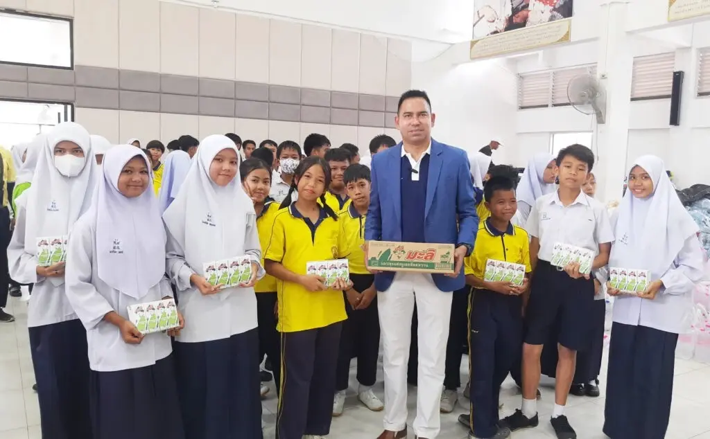 ‘นมมะลิ’ ครบ 60 ปี แจกทองคำ ‘ชาวนราธิวาส’ พร้อมมอบธารน้ำใจ ‘พี่น้องชาวมูโนะ’