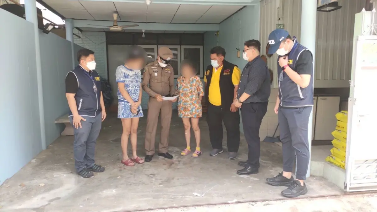 ตร.บุกทลายโกดังแบรนด์เนมเก๊ ส่งขายออนไลน์ ยึดของกลางกว่า 20 ล้านบาท