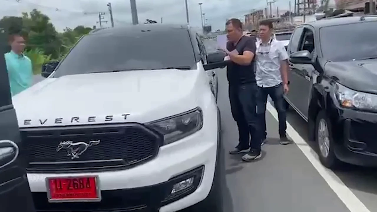 เปิดคลิป ล็อกตัว"เสี่ยเต้นท์รถ" หลอกเชิดรถ 200 คดี ชาวบ้านบุกค้านประกันตัว