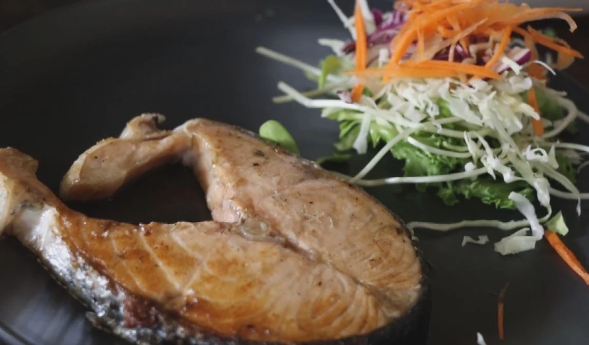 พานั่งชิล ชิมอาหารหลากเมนู ชมวิวกลางทุ่ง เพลิดเพลินดูนกกระจาบทองทำรัง