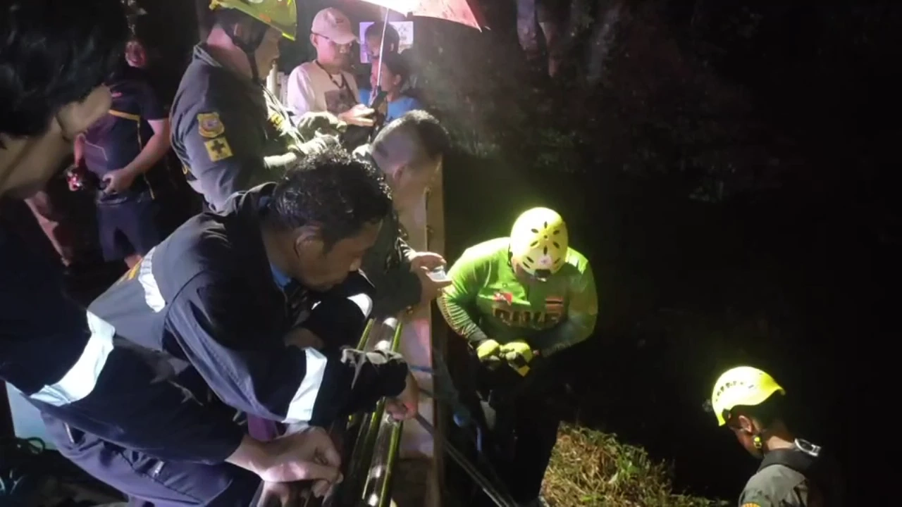 กู้ภัยฯช่วยทุลักทุเล หนุ่มน้อยใจแฟนสาว พลัดตก"สะพานห้วยตอง"ช่วงเหวลึก