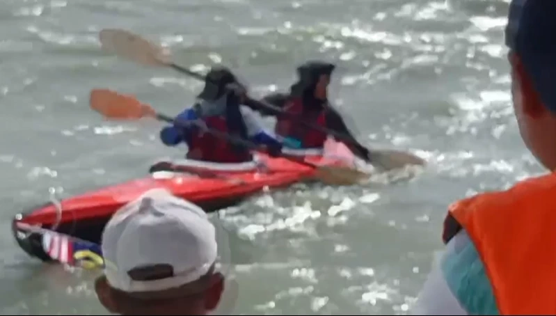 ด่วน! เร่งช่วยคณะนักกีฬาพายเรือคายัค จากเกาะลังกาวี 20 ลำ ล่มกลางทะเลสตูล