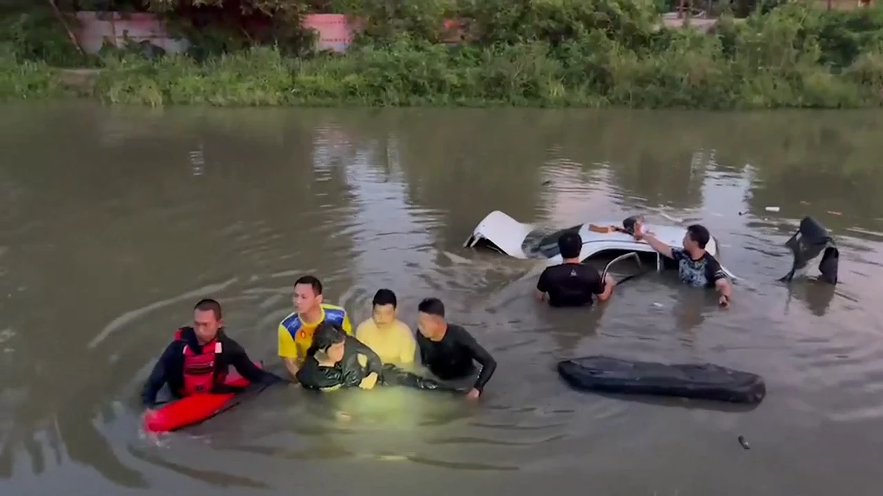 นาทีชีวิต! กู้ภัยกระโดดลงคลอง ทุบกระจกรถยนต์ ช่วยหนุ่มวูบหมดสติ