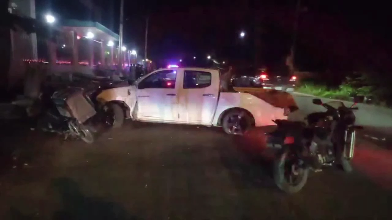 เปิดคลิปหนุ่มซิ่งกระบะ เบรกหมุนข้ามเลน ชนบิ๊กไบค์ดับ อีกคันรอดปาฏิหาริย์