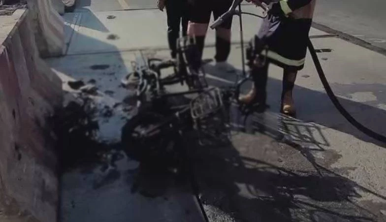 ชายขี่จักรยานไฟฟ้า จะพานกแก้วไปบินที่วัด เกิดไฟลุก ทิ้งรถ-อุ้มกรงนกหนีตาย