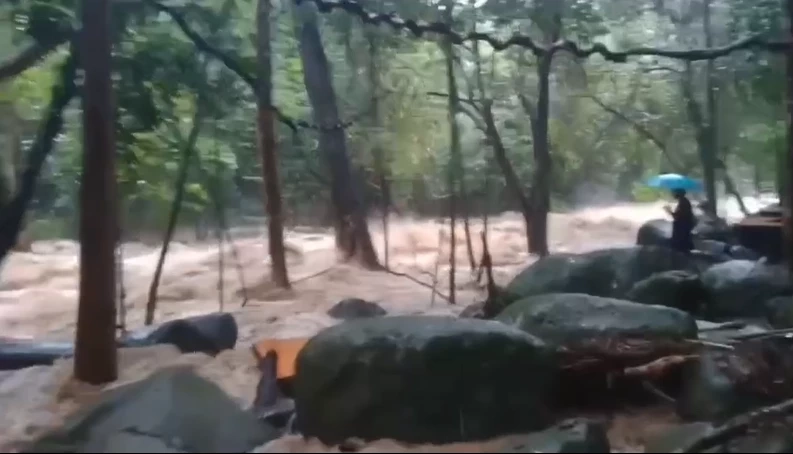 นาทีน้ำป่า ไหลทะลักน้ำตกเขาชะเมา