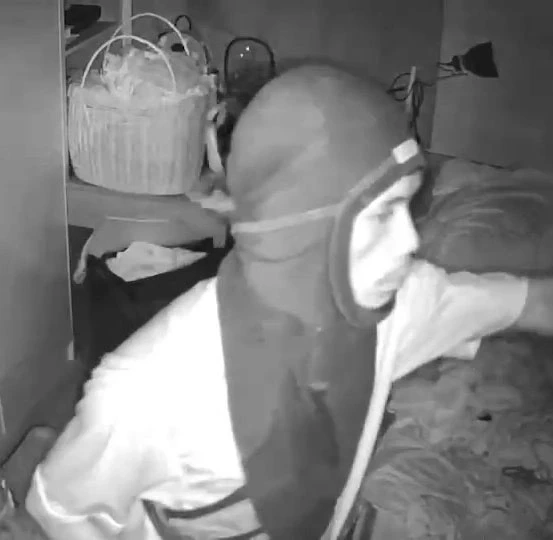 เปิดวงจรปิด พ่อแม่ลูกผวา โจรบุกเข้าห้องนอนประชิดตัว ขโมยทรัพย์สินขณะหลับ