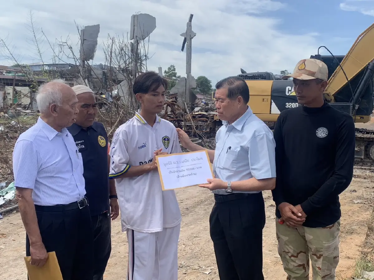 นิพนธ์ มอบเงิน 190,000 บาท มูลนิธิม.ร.ว.เสนีย์ฯ ช่วยผู้ประสบภัยพลุระเบิดมูโนะ