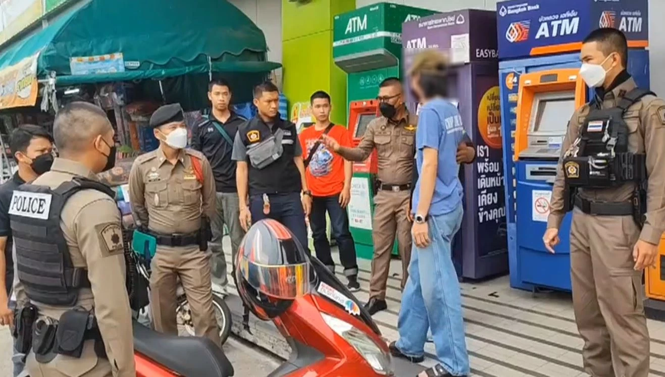 หนุ่มส่งพัสดุ สวมหมวกกันน็อกเข้าห้าง ตร.เตือนไม่ฟัง ถูกยิงเจ็บ