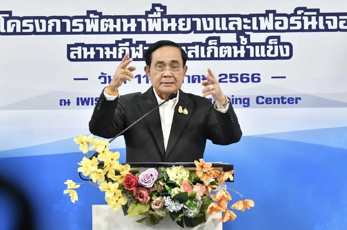 นายกฯ ร่วมเปิดลานสเกตน้ำแข็งไอวิสฯ อารมณ์ดีจนเกือบหงายหลัง! (คลิป)