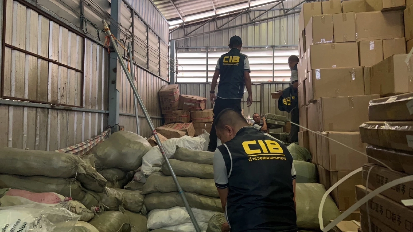 ตร.บุกทลายโกดังสินค้าหนีภาษีของนายทุนจีน ยึดของกลางกว่าแสนชิ้น