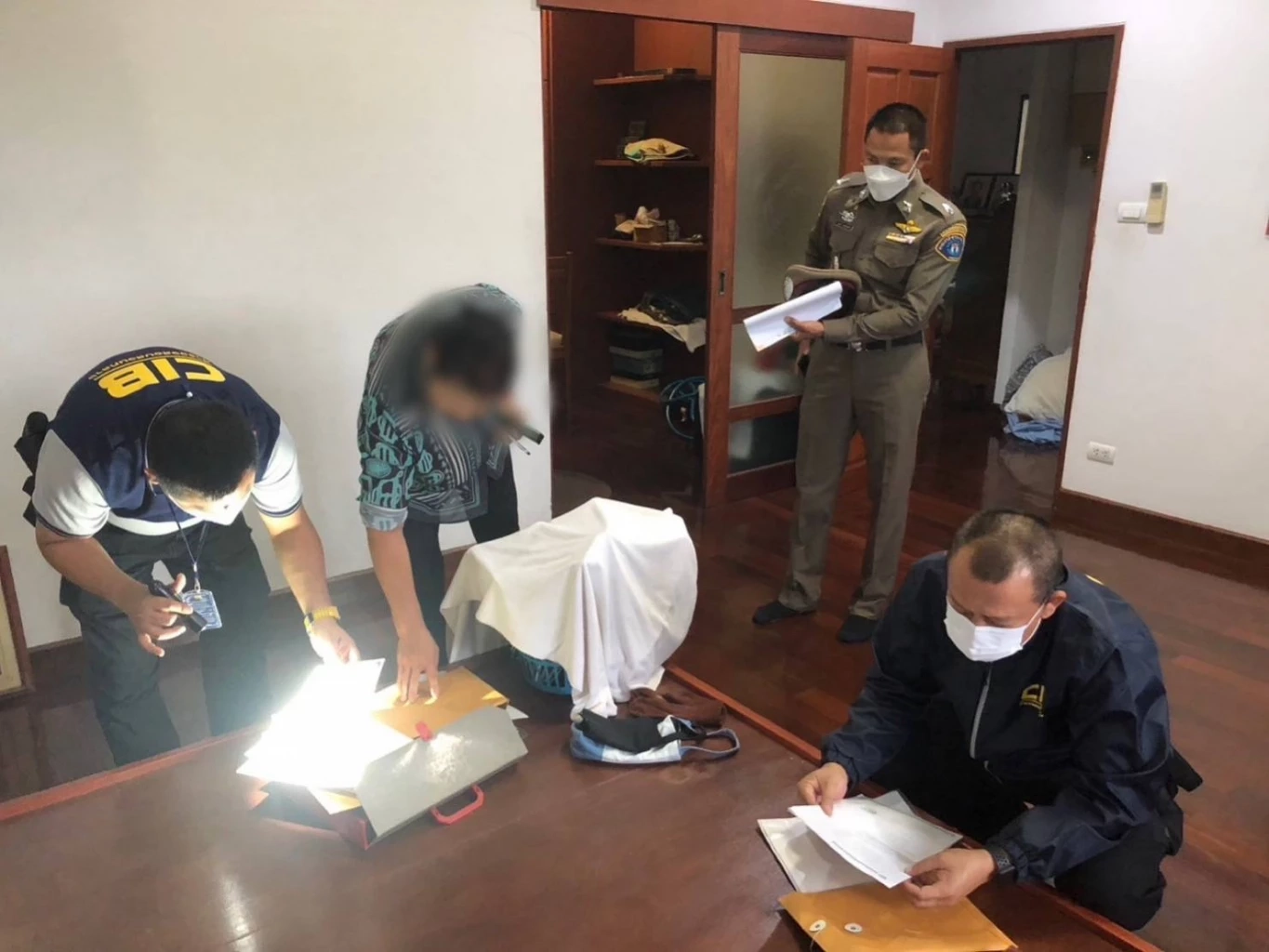 กองปราบรวบแก๊งเสธ.ทหารเก๊ แอบอ้างมูลนิธิชัยพัฒนา ตุ๋นเงินผู้รับเหมา 20 ราย