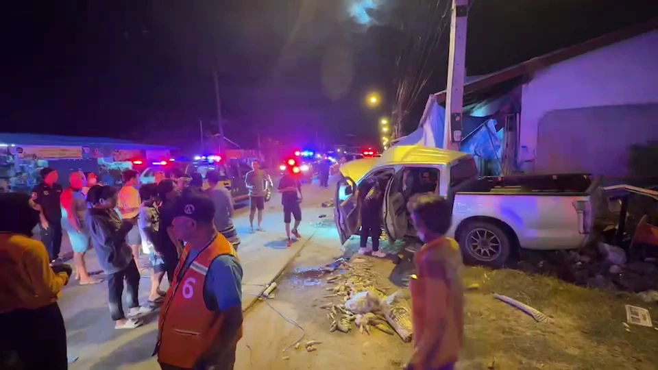 เปิดคลิปนาทีชีวิต  รถกระบะซิ่ง หักหลบสุนัข พุ่งชนเสาไฟ สังเวย 2 ชีวิต