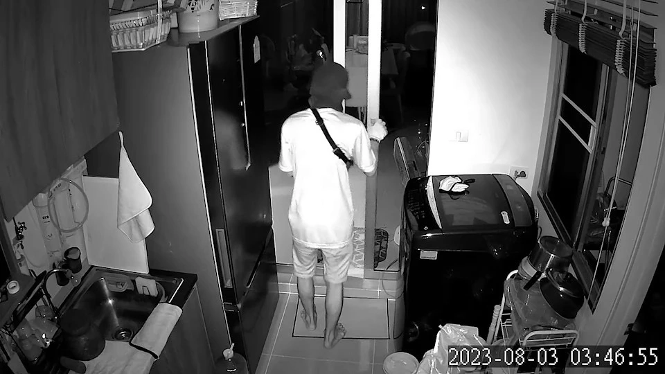 เปิดวงจรปิด พ่อแม่ลูกผวา โจรบุกเข้าห้องนอนประชิดตัว ขโมยทรัพย์สินขณะหลับ