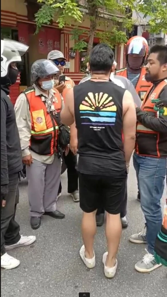 หนุ่มขับเบนซ์หัวร้อน ชักปืนขู่วิน จยย. กลางซอยทองหล่อ