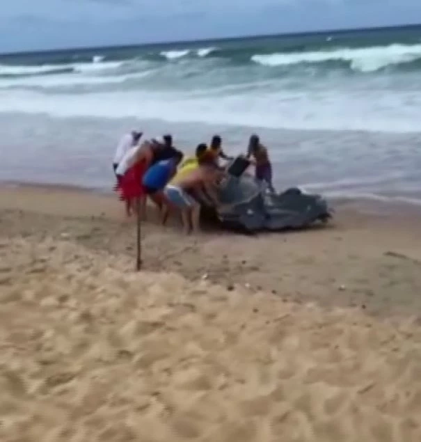 พบชิ้นส่วนปริศนา หนัก 200 กก. ถูกคลื่นซัดเกยหาดกะรน คาดเป็นซากเรือ-เครื่องบิน