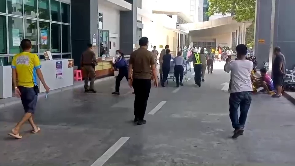 ด่วน! ไฟไหม้ตึก 150 ปี รพ.สมเด็จพระบรมราชเทวี ณ ศรีราชา อพยพผู้ป่วยอลหม่าน