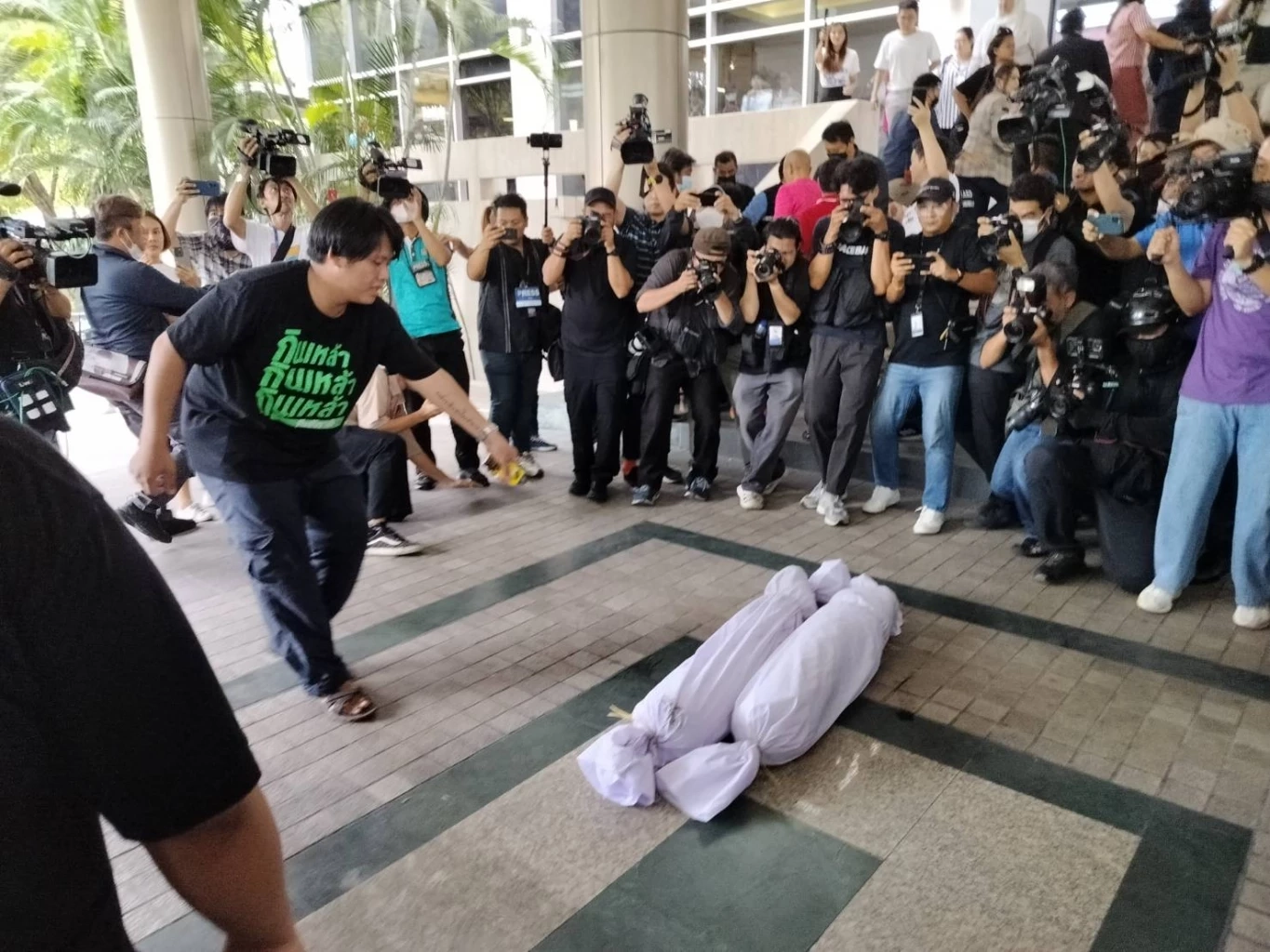 กหลังกลุ่มผู้ชุมนุมทราบว่า เพื่อไทย ถอนตัวจาก 8 พรรคร่วม เพื่อจัดตั้งรัฐบาล โดยไม่มีพรรคก้าว ได้ทำการเทน้ำแดง พร้อมจุดไปเผาและตะโกนต่อว่า เพื่อไทย ตระบัดสัตย์