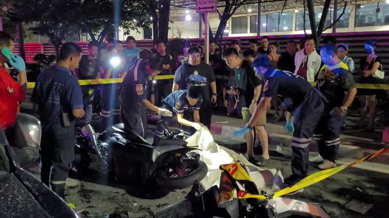 กระบะแต่งซิ่ง เลี้ยวตัดหน้า ก๊วนจยย.พุ่งชนกลางลำ 5 คันรวด ดับ 1 สาหัส 4