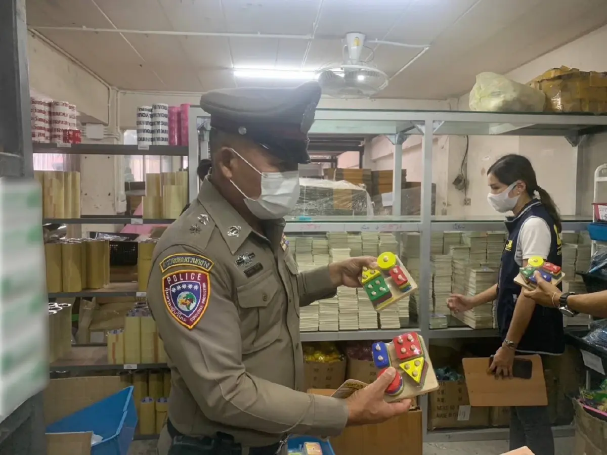 บุกโกดัง ย่านลาดกระบัง ลอบนำเข้าของเล่นเด็กไม่มี มอก.