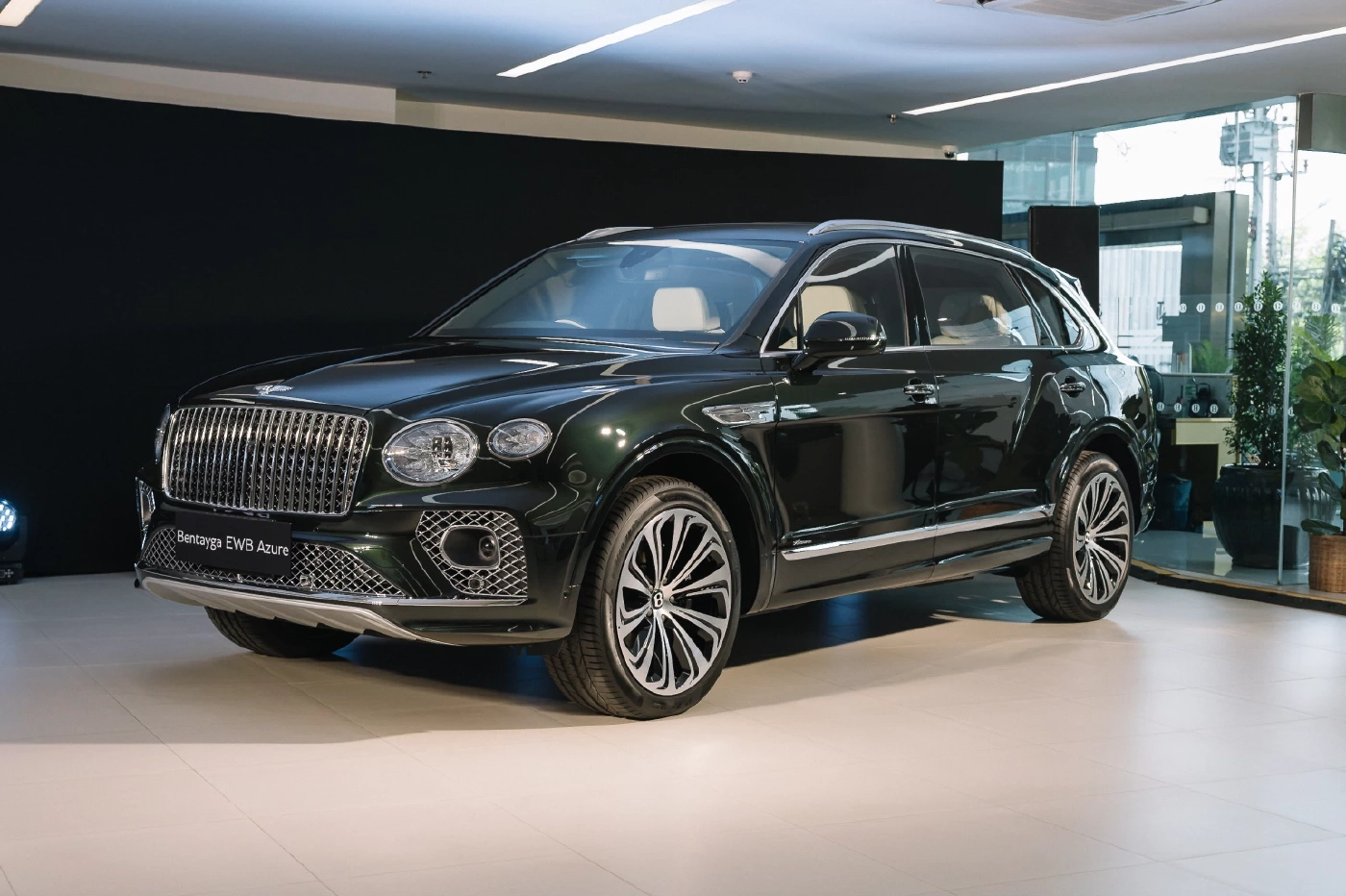เริ่มต้น 22.6 ล้าน BENTAYGA EWB AZURE  อัครยนตรกรรมเอสยูวีสุดหรูของเบนท์ลีย์