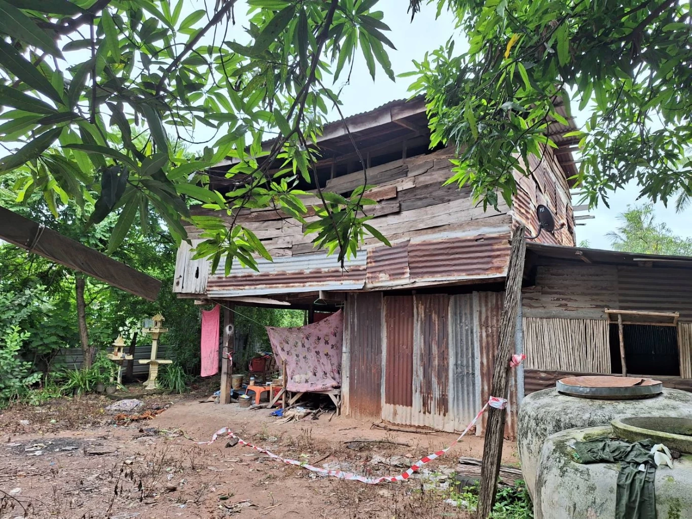 หดหู่! หนุ่มเมียทิ้งหนีความจน ซ้ำน้ำไฟโดนตัด ฆ่าลูก 10 ขวบ ก่อนผูกคอตายตาม