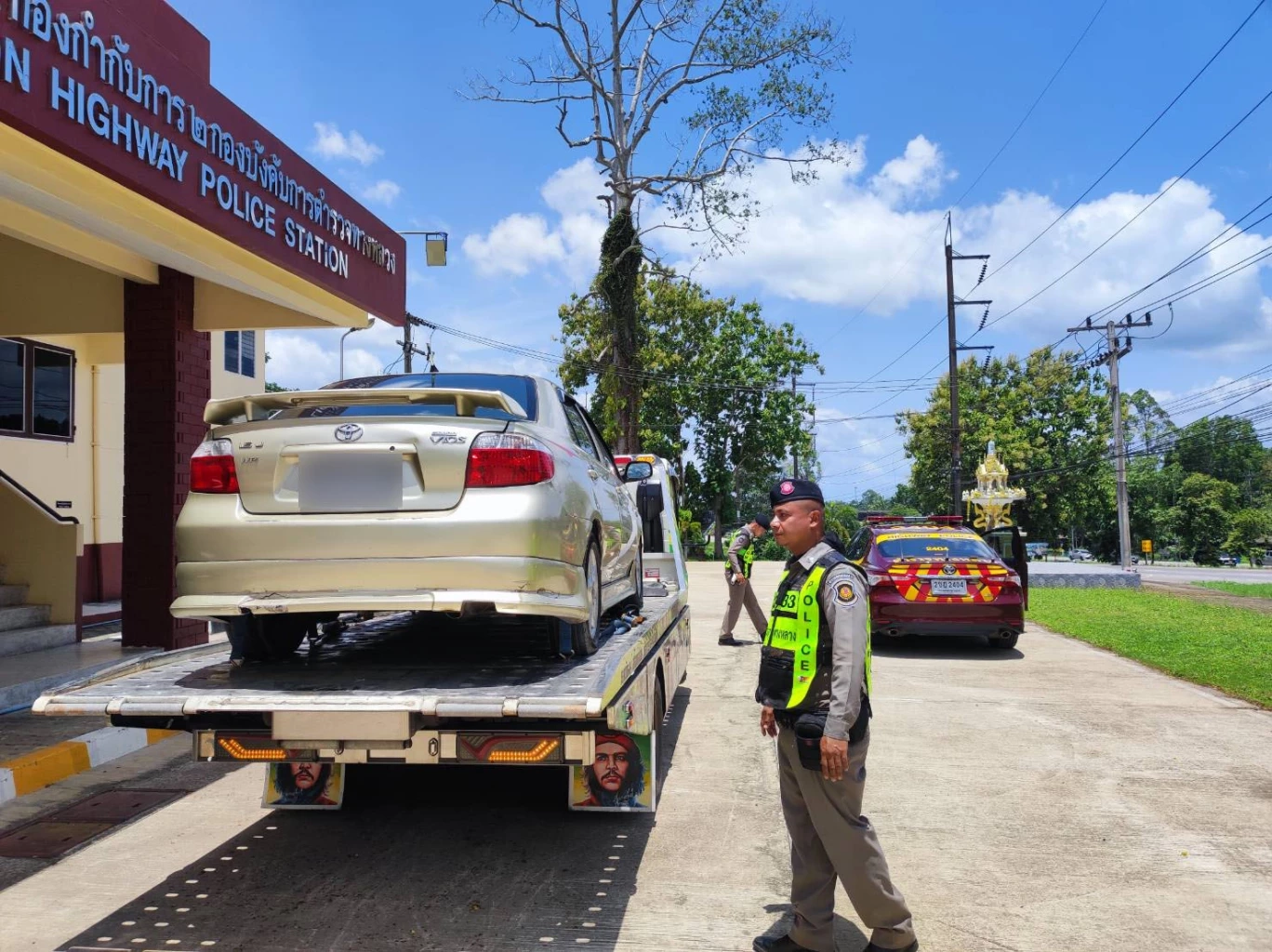 แก๊งค้ายาหัวหมอ ใช้รถสไลด์บรรทุกเก๋งขนยา 4 แสนเม็ดลงใต้ ตบตาตำรวจ