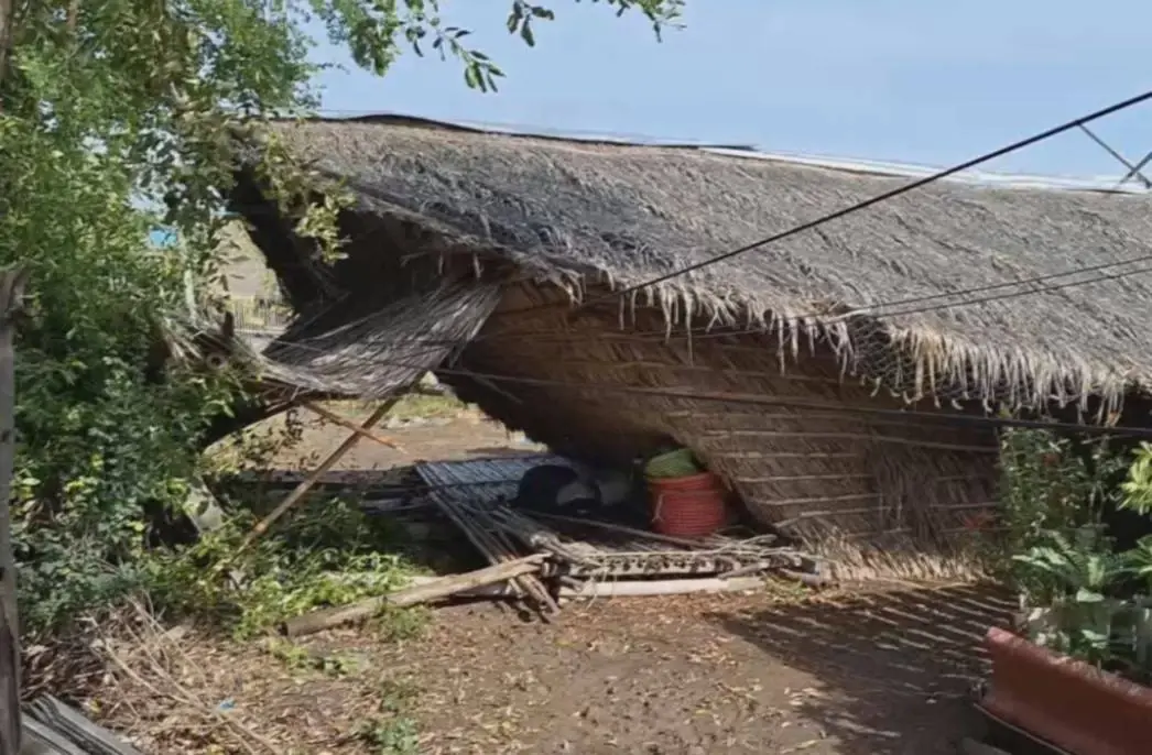 พายุพัดถล่ม ชุมชนบ้านขุนสมุทรจีน บางหลังถล่มคาตา เจ้าของบ้านต้องโดดหนีตาย