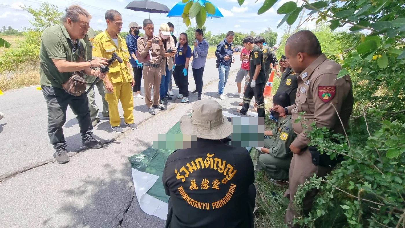 ดักยิงหนุ่มใหญ่พกปืน เกือบ 10 นัด ดับในร่องน้ำกลางทุ่งนา ตร.เร่งหาสาเหตุ