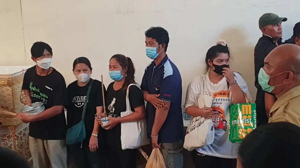 ครอบครัวเศร้า รับ 8 ศพเหยื่อรถไฟชนกระบะขนแรงงานดับสลด