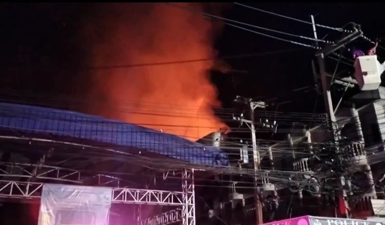 ไฟไหม้วอด "ตลาดเก่าอินทร์บุรี" เสียหาย 30 หลัง ยังไม่เจอเจ้าของบ้านต้นเพลิง