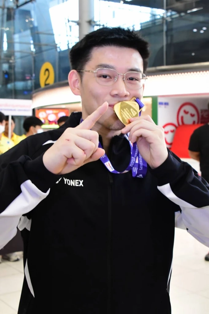 "วิว กุลวุฒิ" เดินทางกลับถึงไทย หลังคว้าแชมป์โลกสมัยแรก