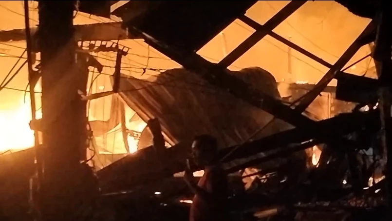 ไฟไหม้วอด "ตลาดเก่าอินทร์บุรี" เสียหาย 30 หลัง ยังไม่เจอเจ้าของบ้านต้นเพลิง