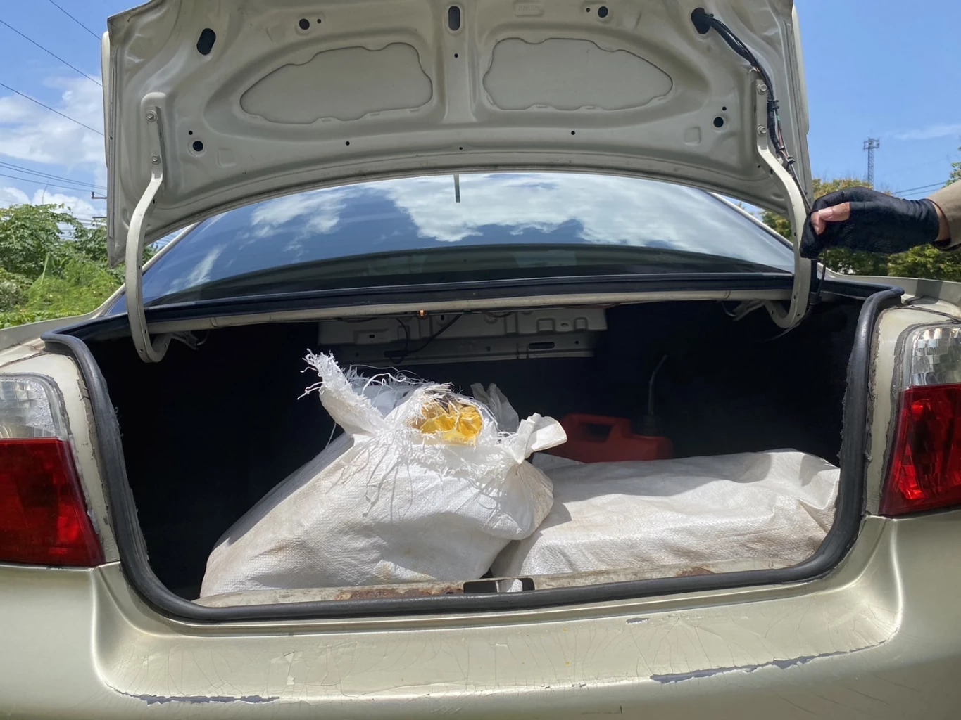 แก๊งค้ายาหัวหมอ ใช้รถสไลด์บรรทุกเก๋งขนยา 4 แสนเม็ดลงใต้ ตบตาตำรวจ