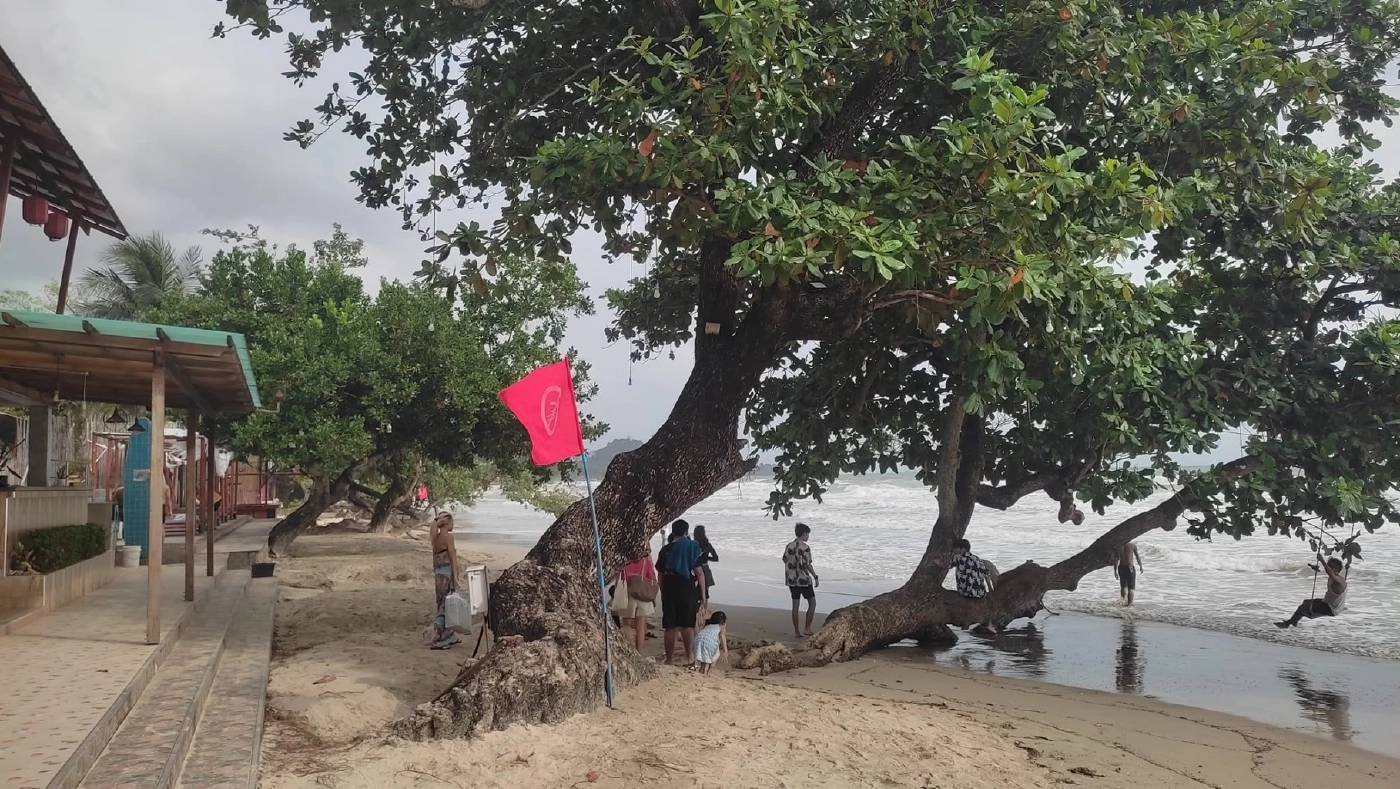 นทท. นับหมื่นทะลัก "เกาะช้าง" แม้คลื่นลมแรง ต้องปักธงแดงเตือนห้ามลงเล่นน้ำ