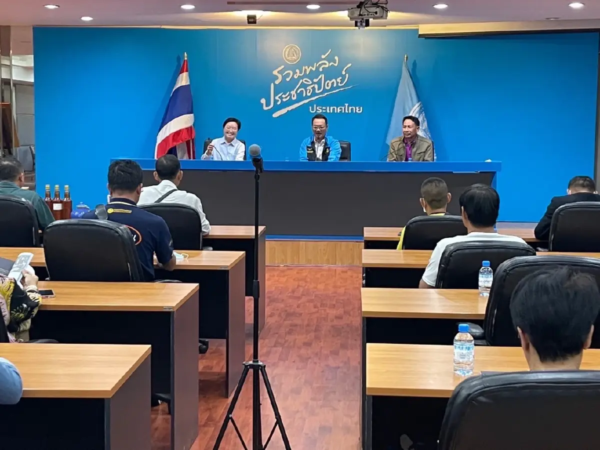 สมาชิกภาคเหนือยกทัพให้กำลังใจ"ชวน-ปชป."สู้เคียงข้างปชช.