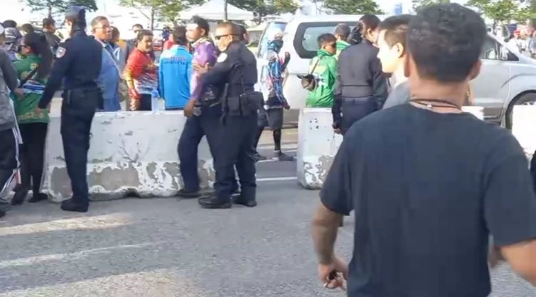 นักท่องเที่ยวแตกตื่น กลุ่มคนเชียร์แขกลงเรือ ยกพวกตีกันกลางแหลมบาลีฮาย