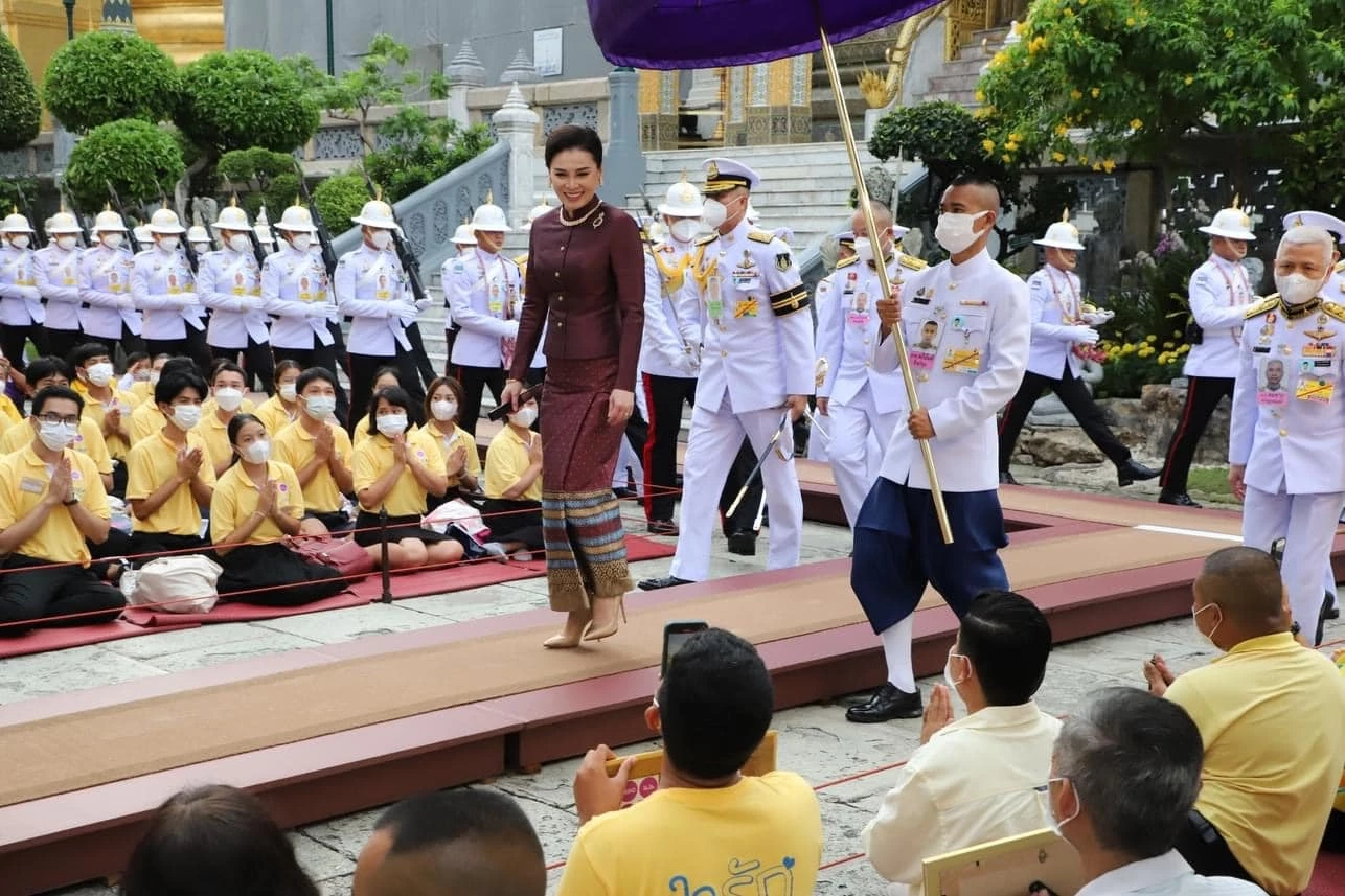 ในหลวง ทรงเปลี่ยนเครื่องทรงฤดูร้อน เป็นเครื่องทรงฤดูฝนถวายพระแก้วมรกต