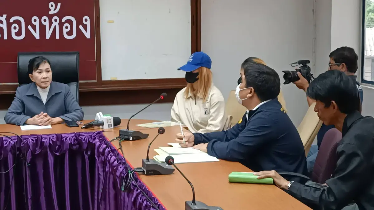 "ปวีณา" พา "ชมพู่" ให้ปากคำตำรวจเพิ่ม แจงปมบุกรุกห้องอดีตสามี