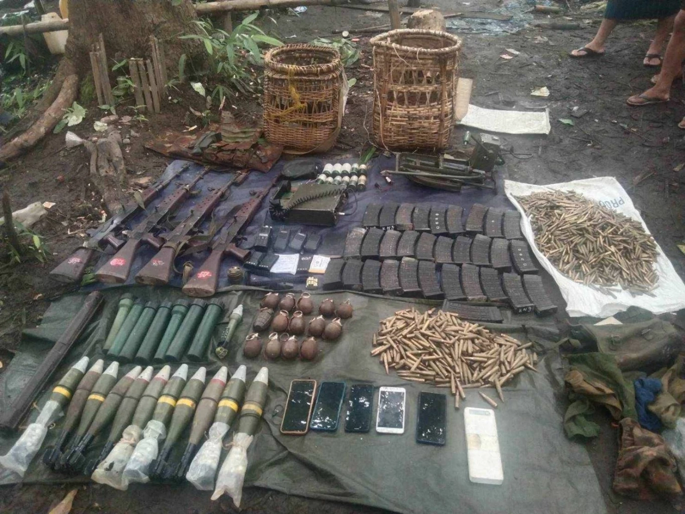 อาวุธทหารเมียนมา ที่ถูกกองกำลังกะเหรี่ยง ยึดไป