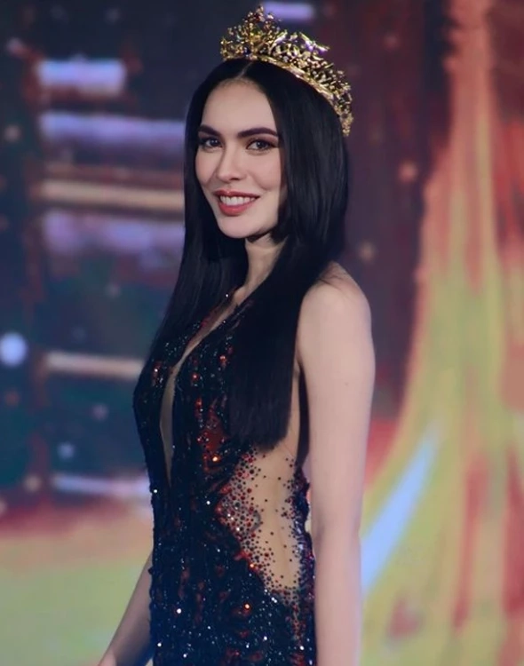 กระแสตีกลับหลัง "ชาล็อต" แจงปมโป๊ะหยิบบุหรี่ไฟฟ้ากลางไลฟ์  ยัน!ของเพื่อน