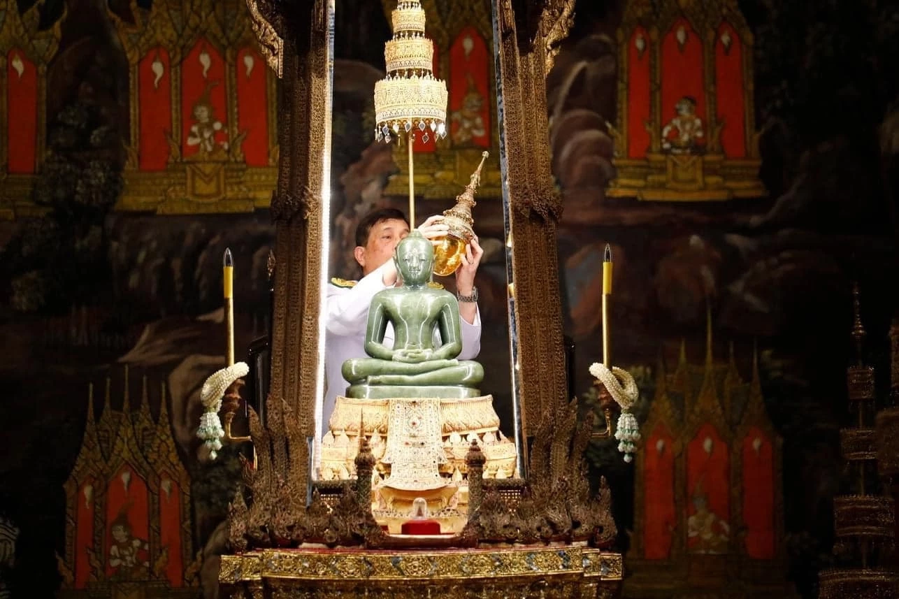 ในหลวง ทรงเปลี่ยนเครื่องทรงฤดูร้อน เป็นเครื่องทรงฤดูฝนถวายพระแก้วมรกต