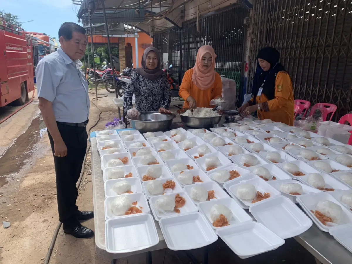 นิพนธ์ มอบเงิน 190,000 บาท มูลนิธิม.ร.ว.เสนีย์ฯ ช่วยผู้ประสบภัยพลุระเบิดมูโนะ